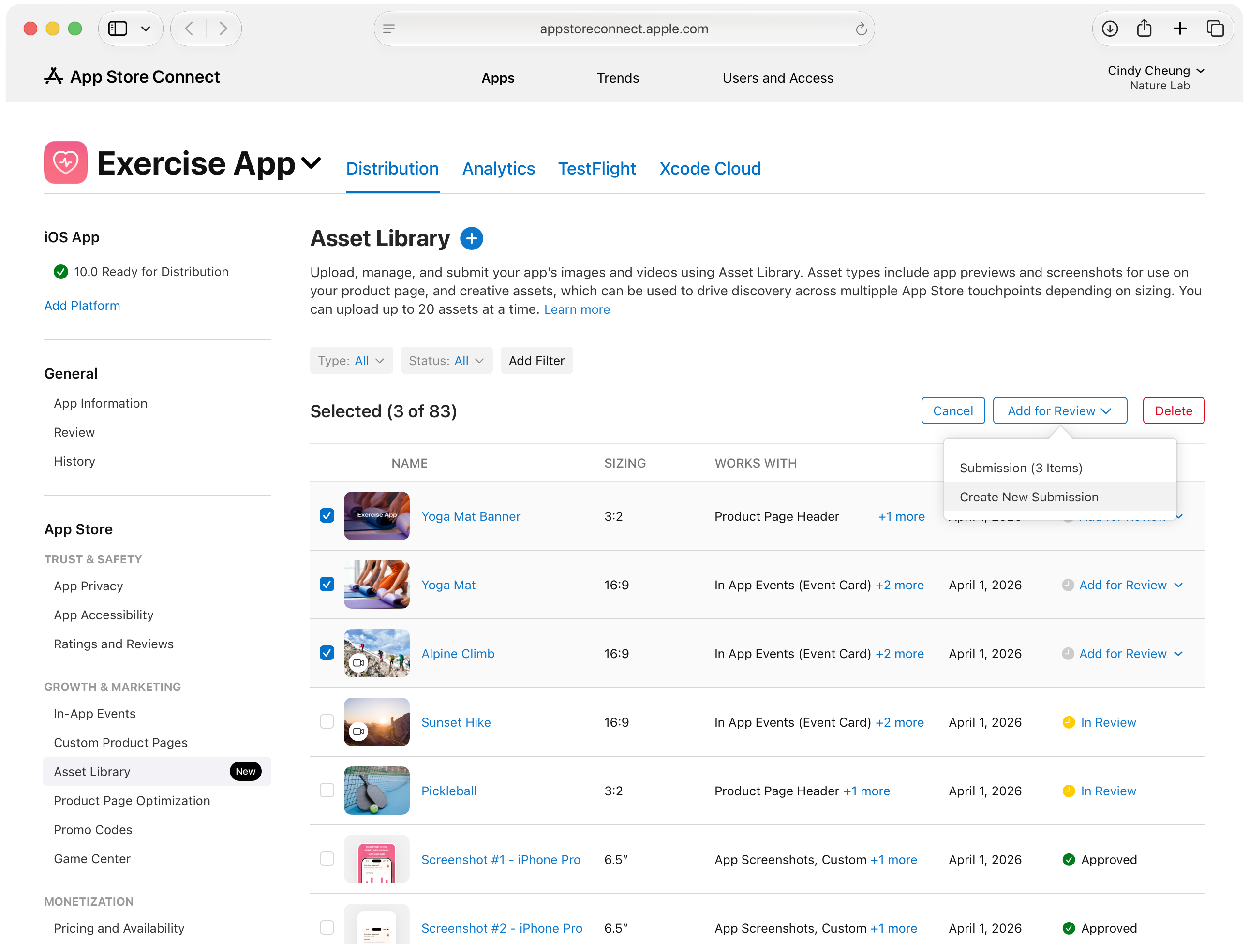Exercise App 的 App Store Connect“素材库”页面,列出了三个已选中素材与其他素材,打开的“添加以供审核”下拉菜单中显示了添加至现有提交内容或创建新提交内容的选项。